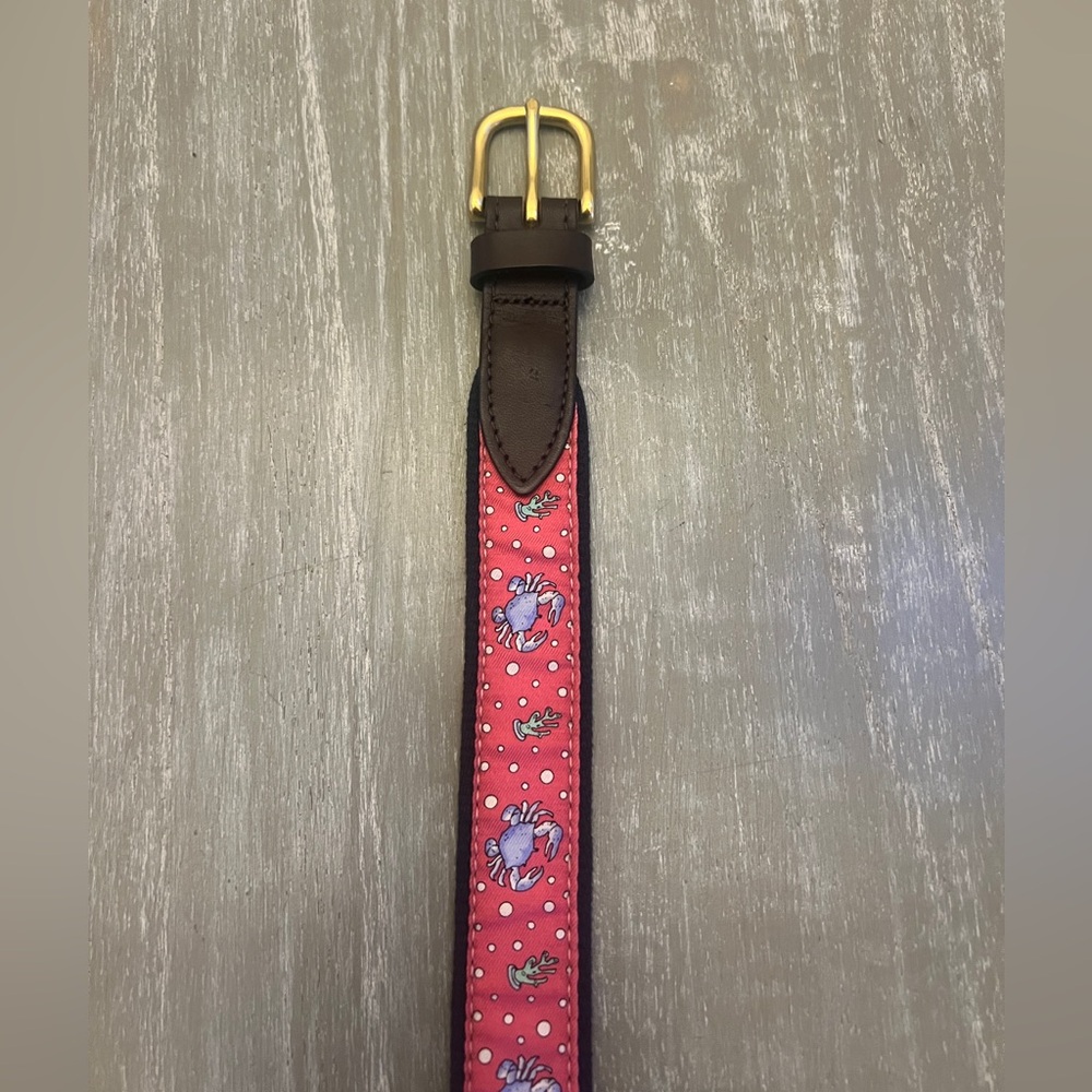 Vineyard Vines boys belt. Pink (salmon color) with crab print. Size 26. EUC